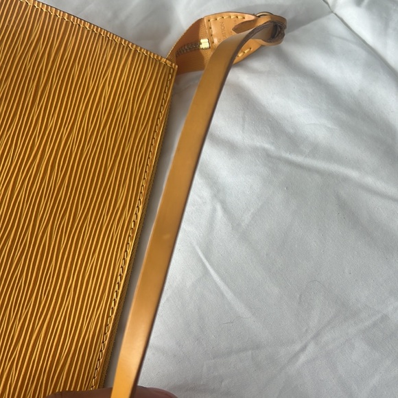 Louis Vuitton Epi Leather Pochette W/ full inclusion - Picture 5 of 15